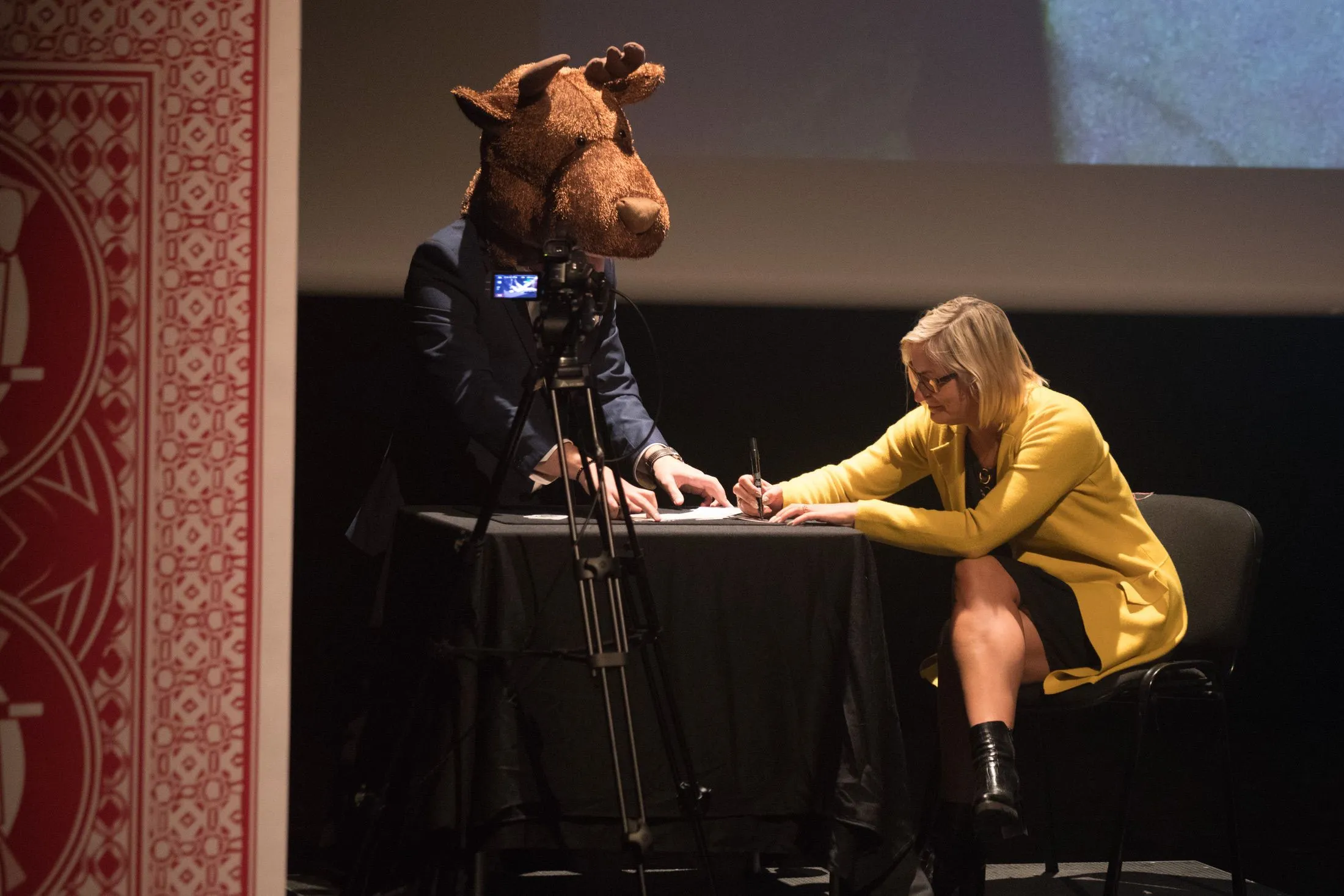 Een artiest met paardenmasker en een vrijwilliger uit het publiek tijdens MVX